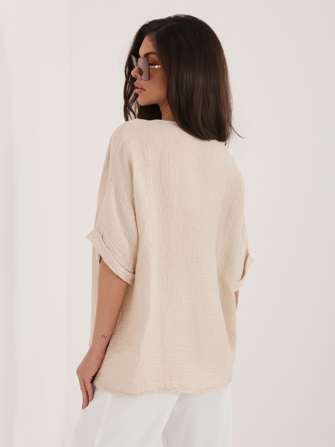 Bézs színű blúz V-nyakkivágással és texturált anyaggal