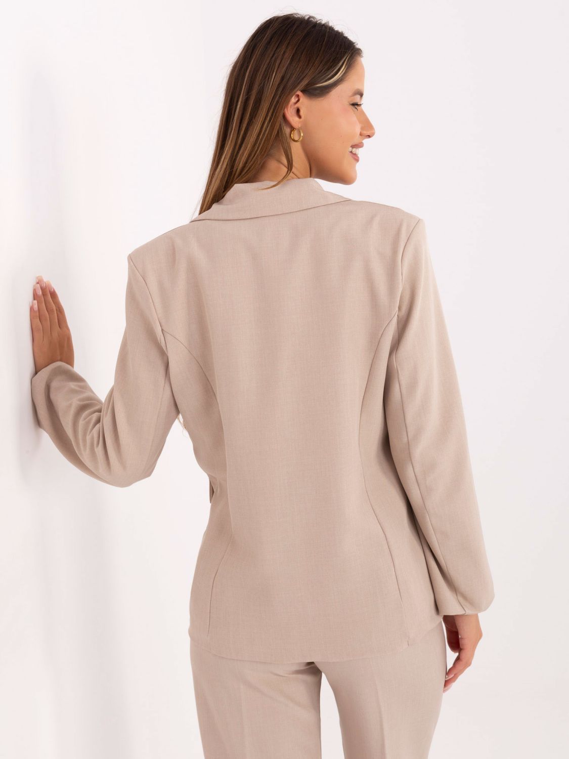 Elegáns bézs színű blézer brossal és béléssel