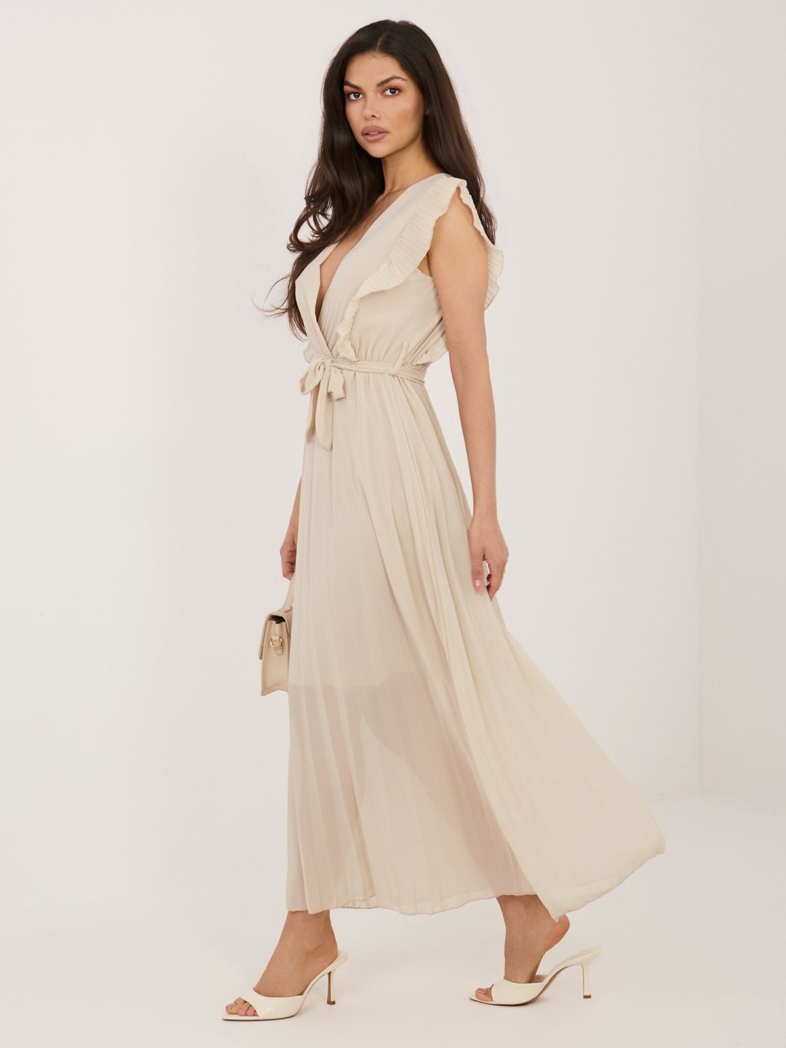 Bézs színű bővülő midi ruha övvel