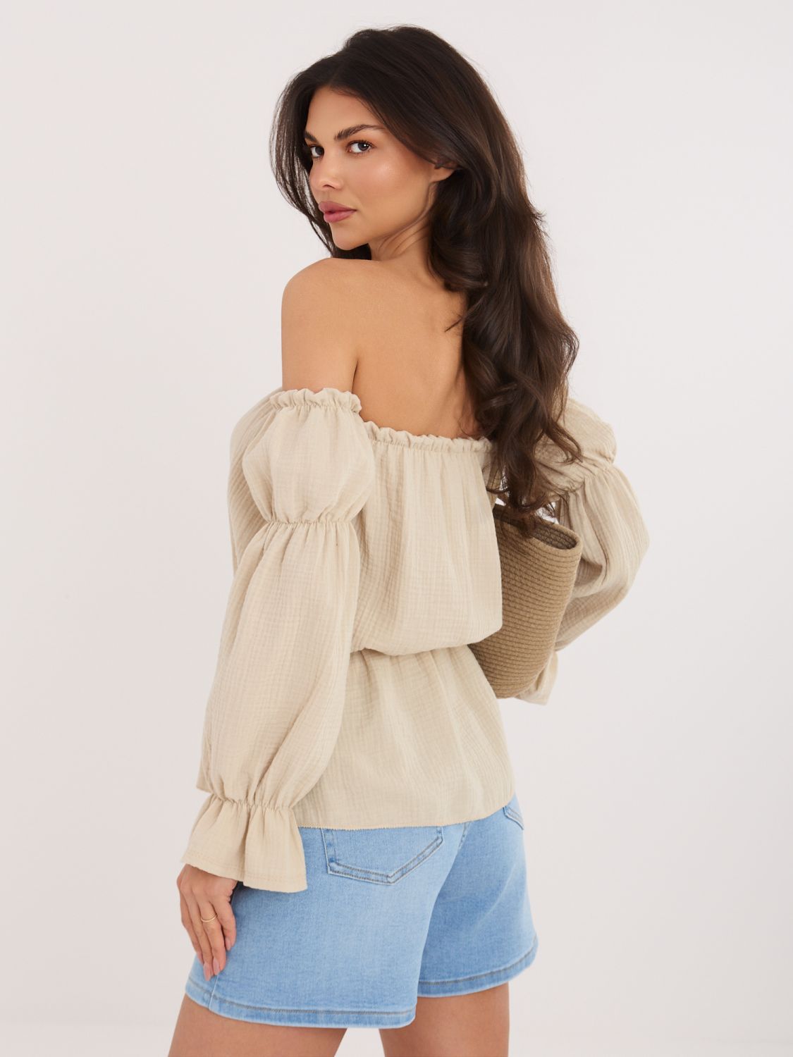 Bézs színű nyitott vállú blúz