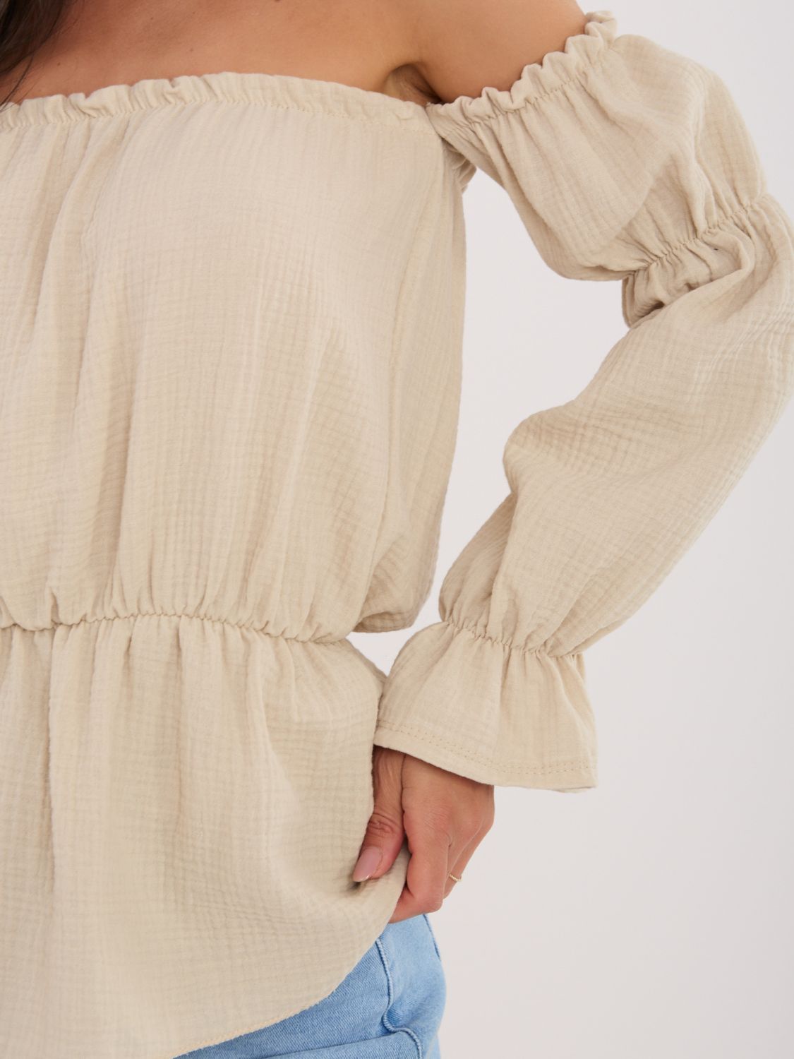 Bézs színű nyitott vállú blúz