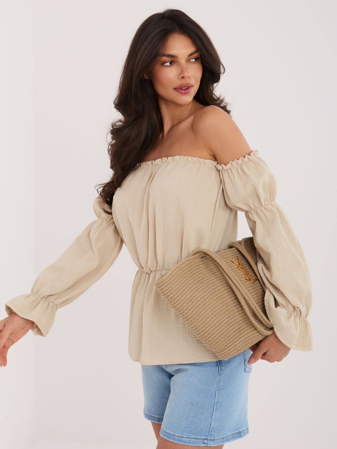 Bézs színű nyitott vállú blúz