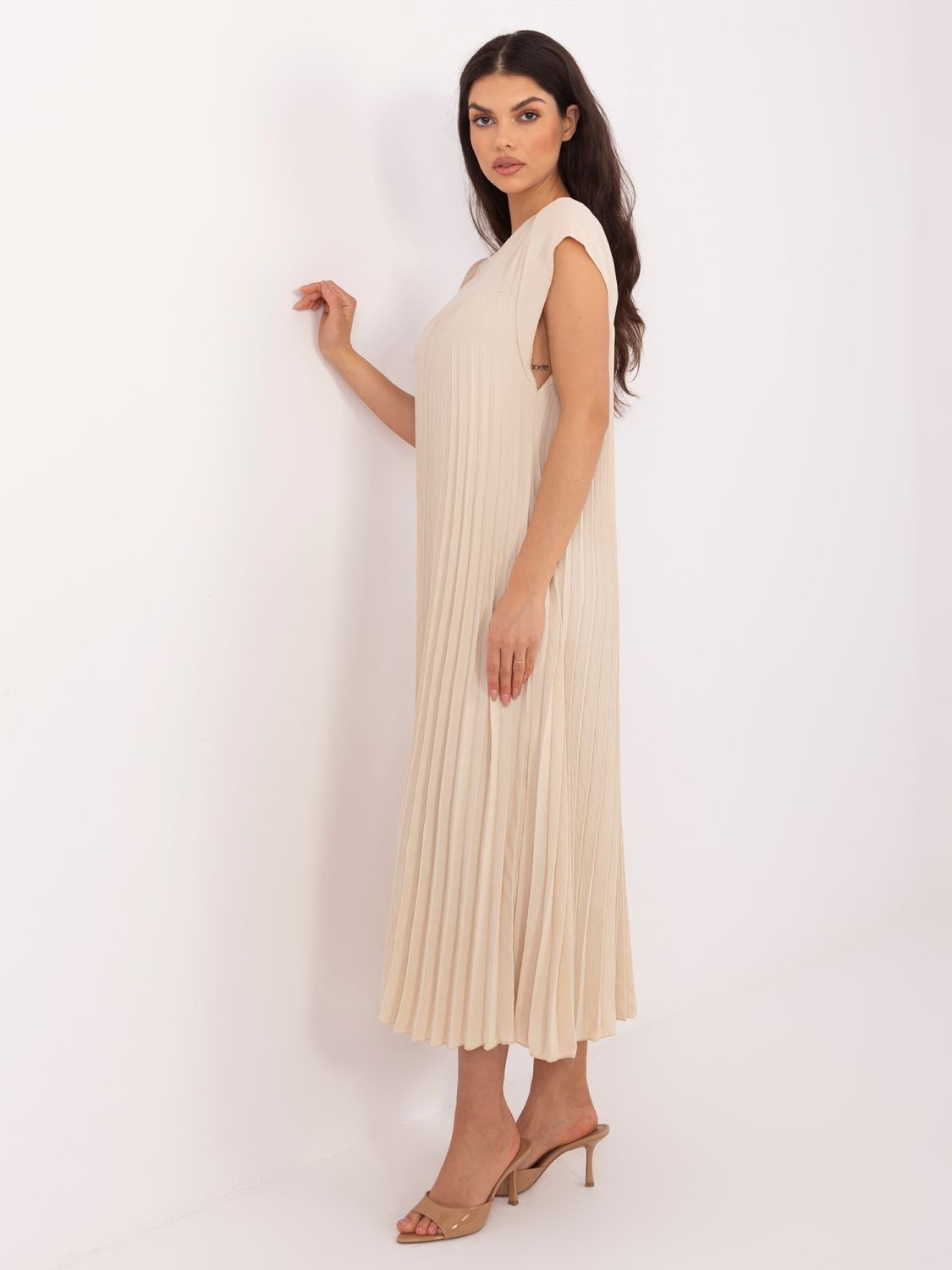 Bézs színű midi koktélruha zsebekkel