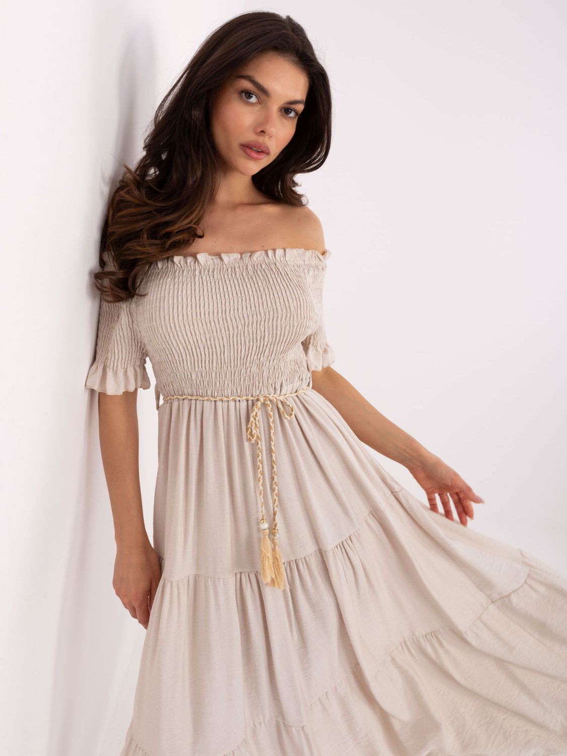 Világosbézs színű off-shoulder fazonú midi ruha