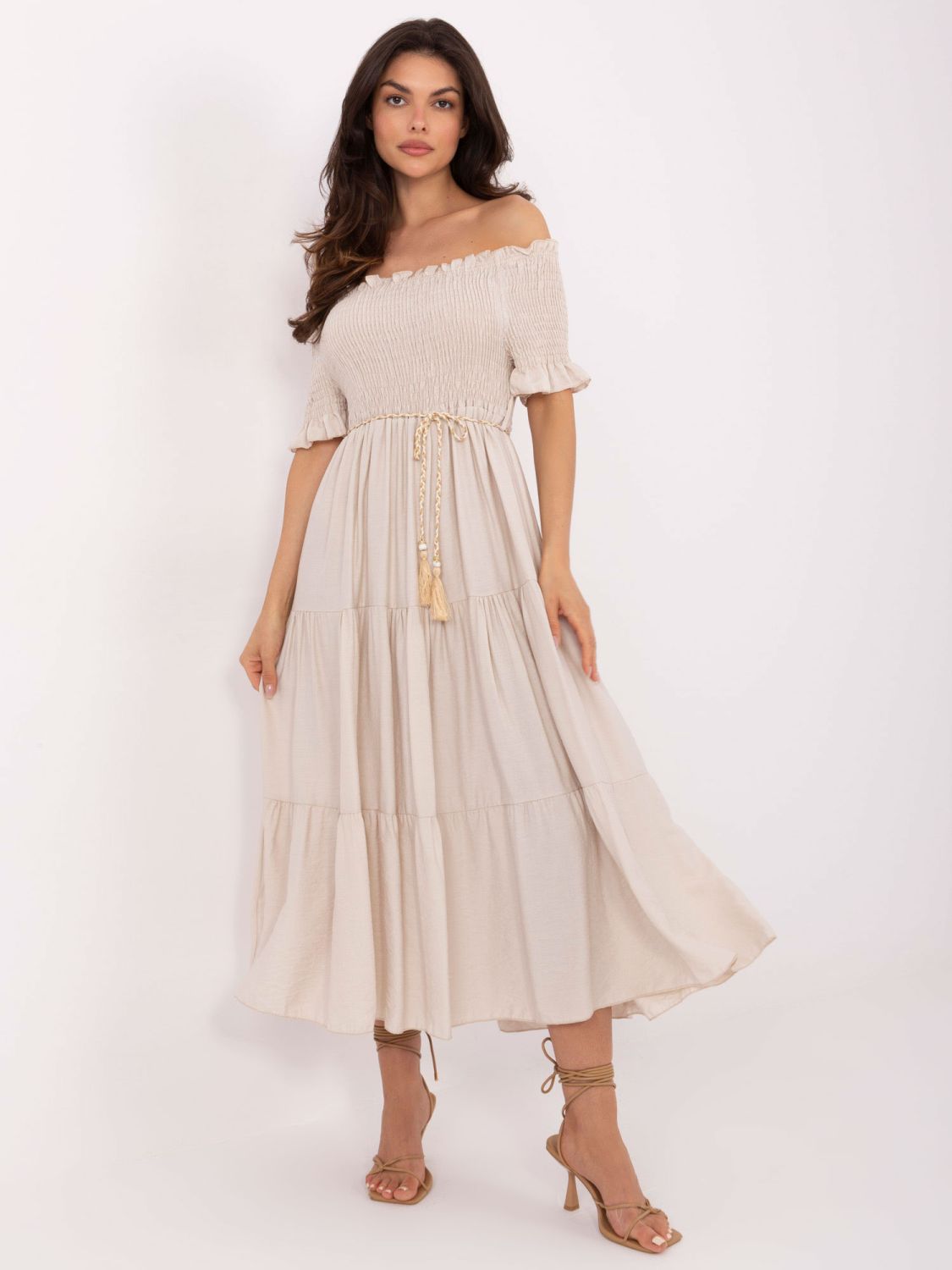 Világosbézs színű off-shoulder fazonú midi ruha