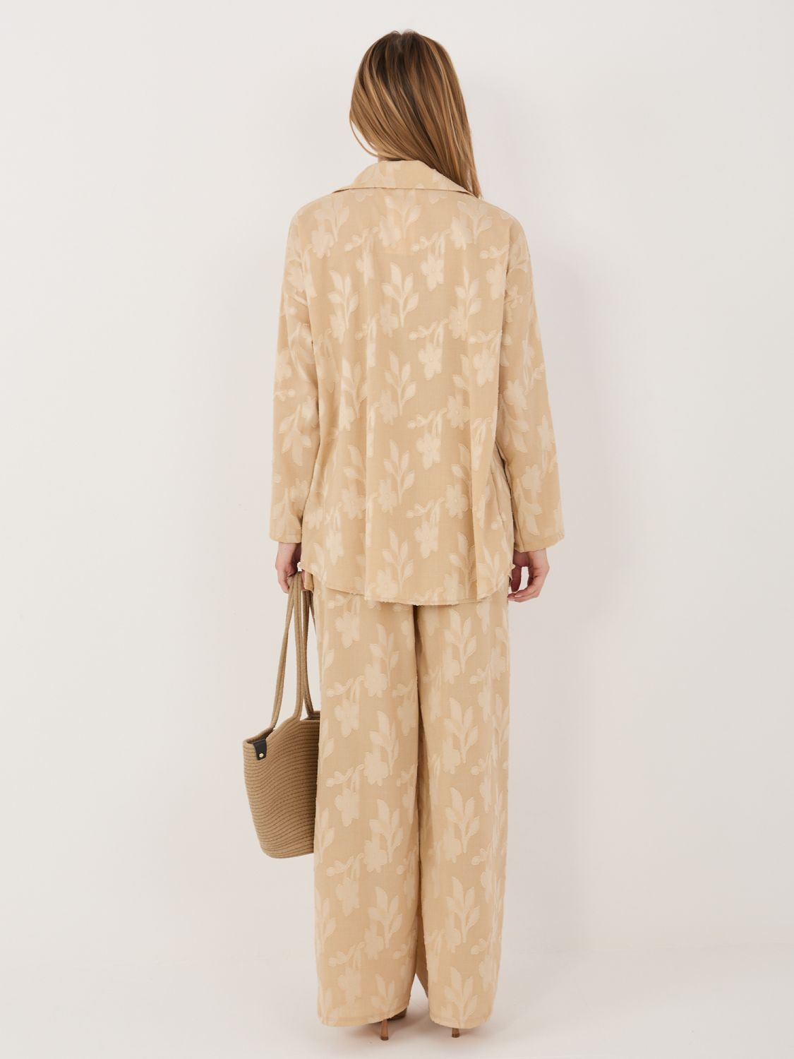 Bézs színű szett inggel és nadrággal