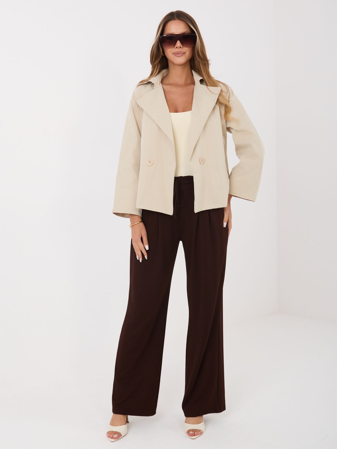 Rövid bézs színű átmeneti kabát béléssel