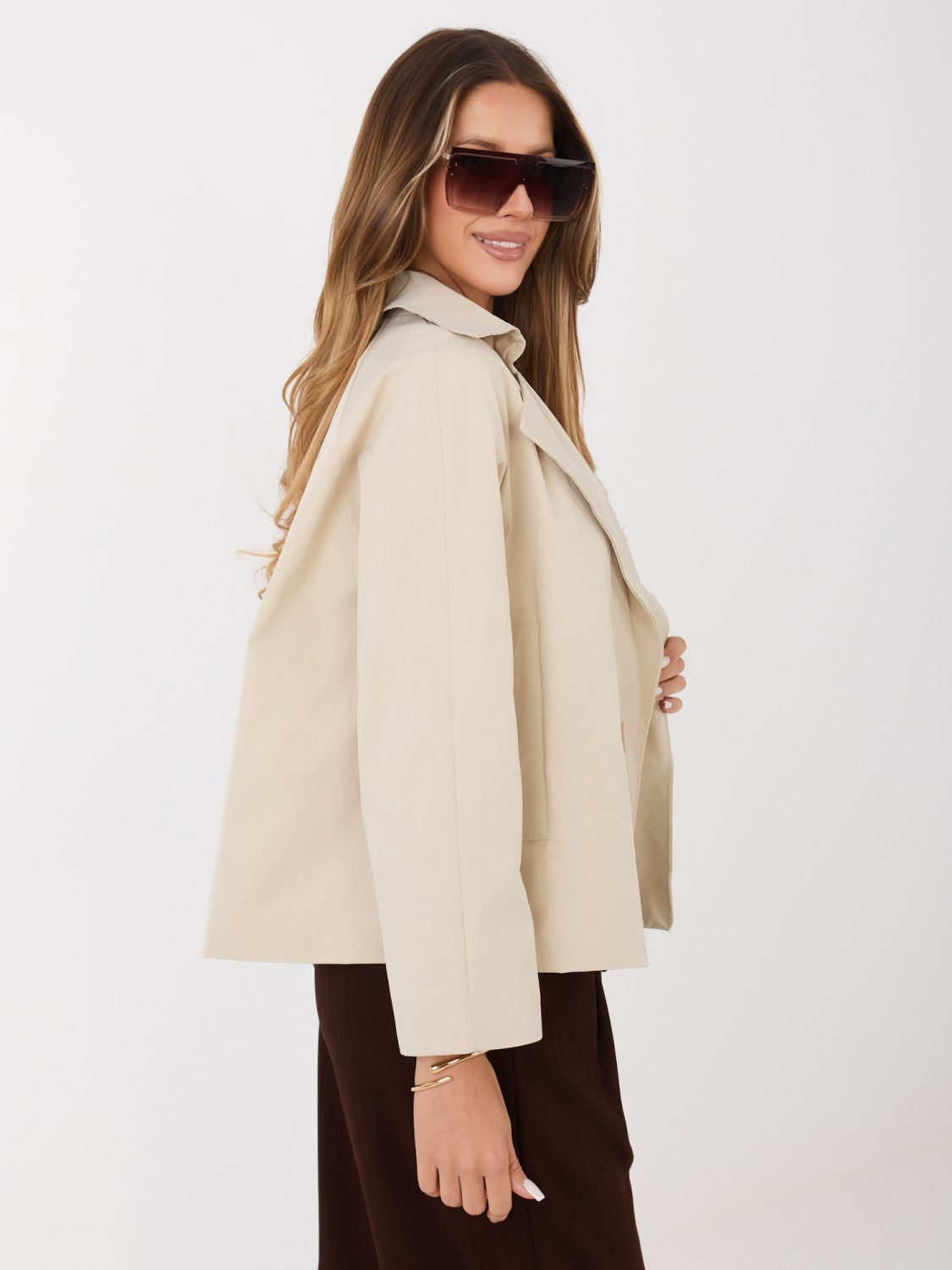 Rövid bézs színű átmeneti kabát béléssel