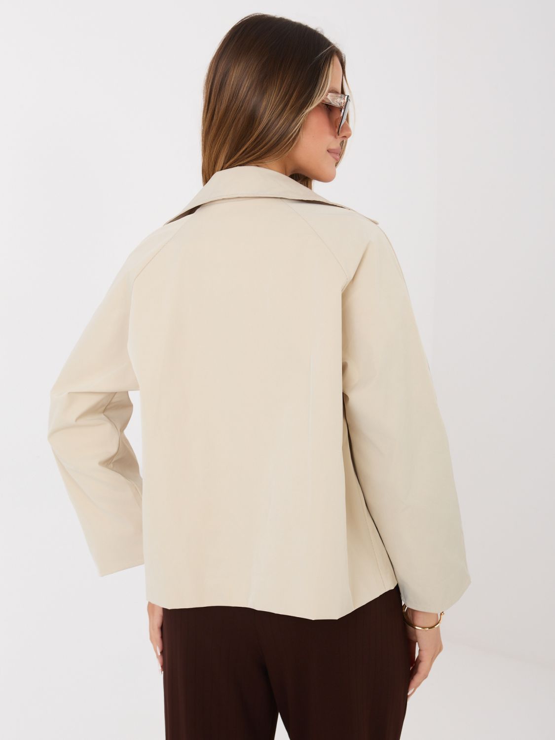 Rövid bézs színű átmeneti kabát béléssel