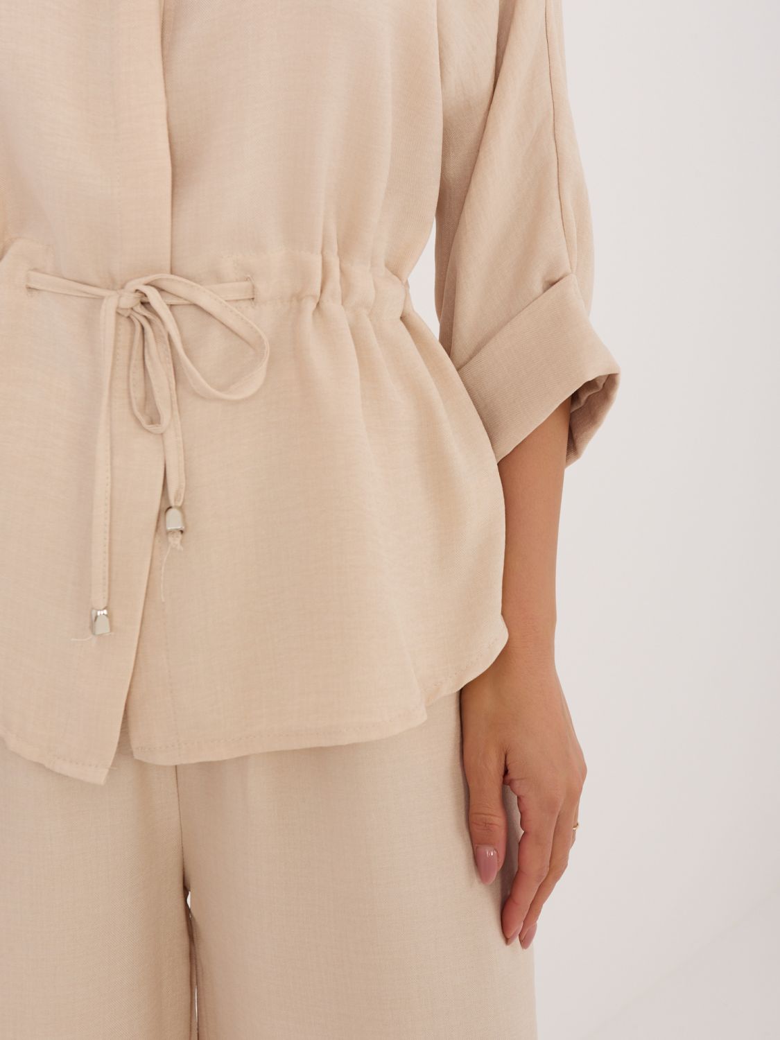 Bézs színű szett inggel és bő szárú nadrággal