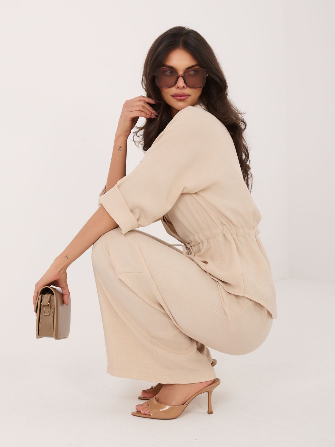 Bézs színű szett inggel és bő szárú nadrággal