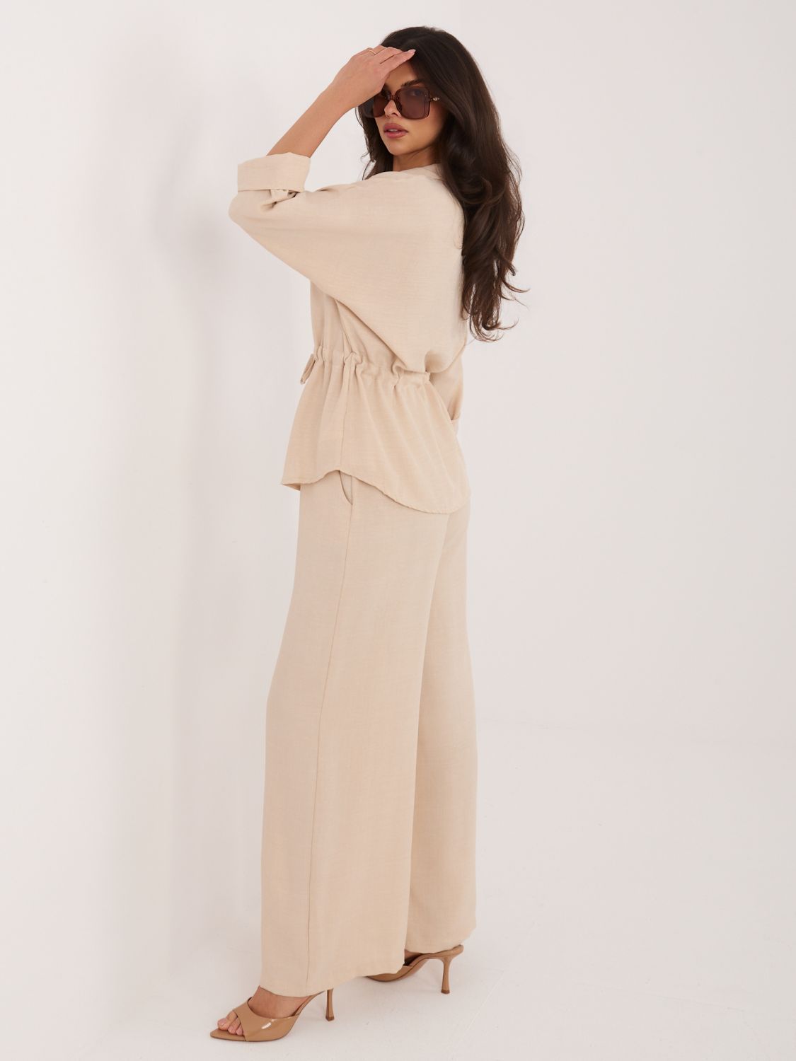 Bézs színű szett inggel és bő szárú nadrággal