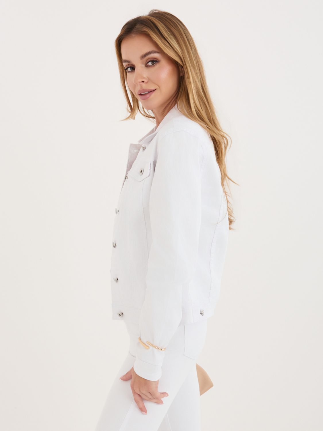 Fehér farmerdzseki gallérral