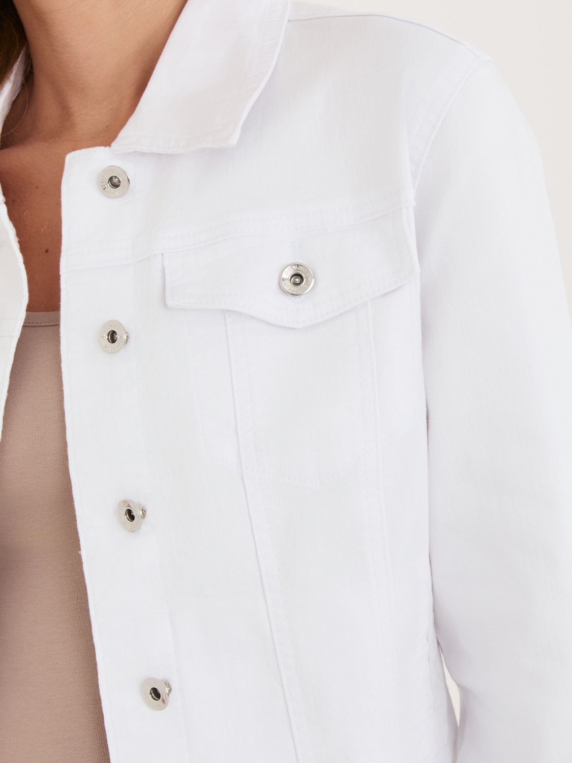 Fehér farmerdzseki gallérral