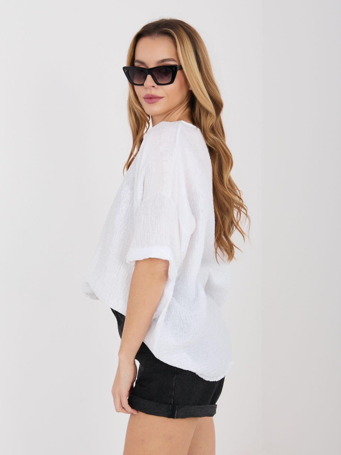 Fehér színű blúz V-nyakkivágással és texturált anyaggal