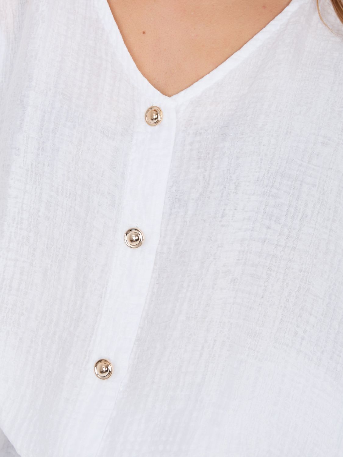 Fehér színű blúz V-nyakkivágással és texturált anyaggal
