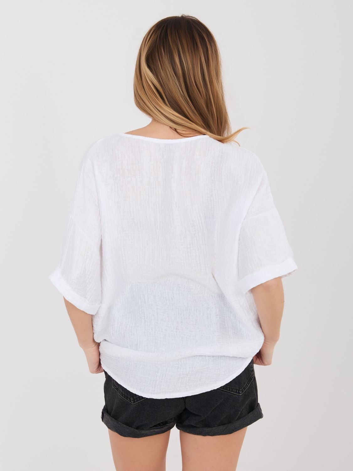 Fehér színű blúz V-nyakkivágással és texturált anyaggal