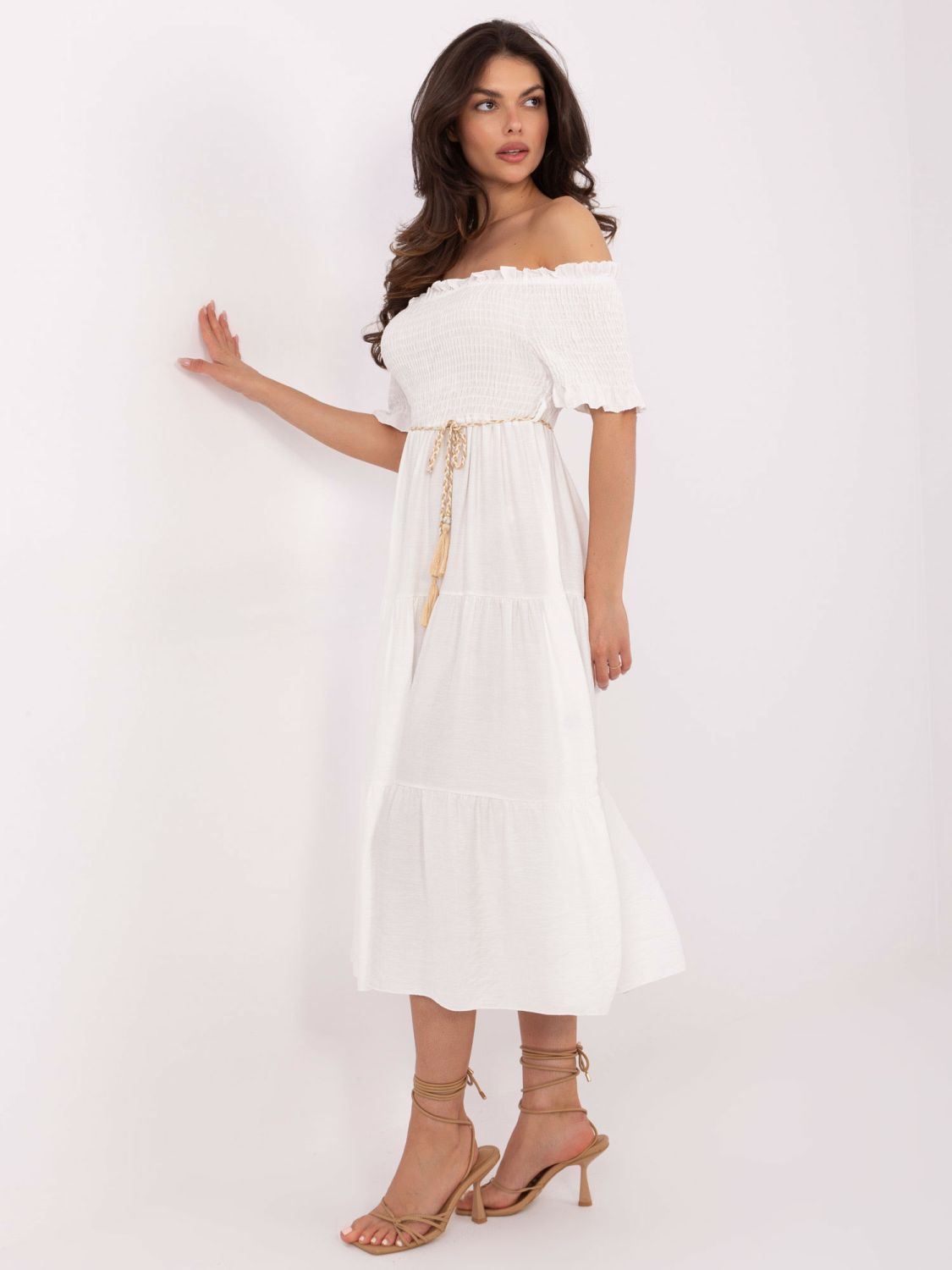 Ekrü színű off-shoulder fazonú midi ruha