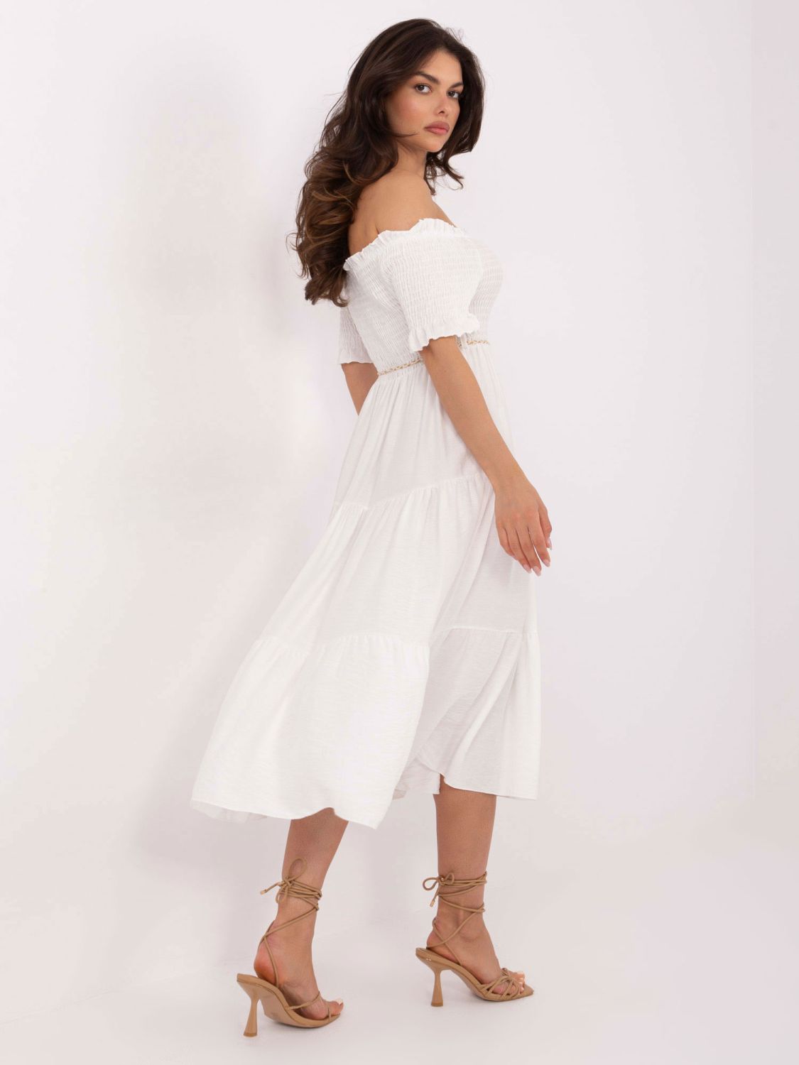 Ekrü színű off-shoulder fazonú midi ruha