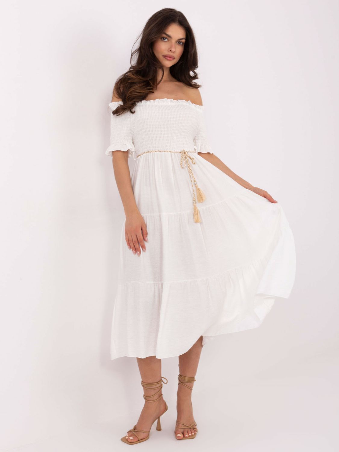 Ekrü színű off-shoulder fazonú midi ruha