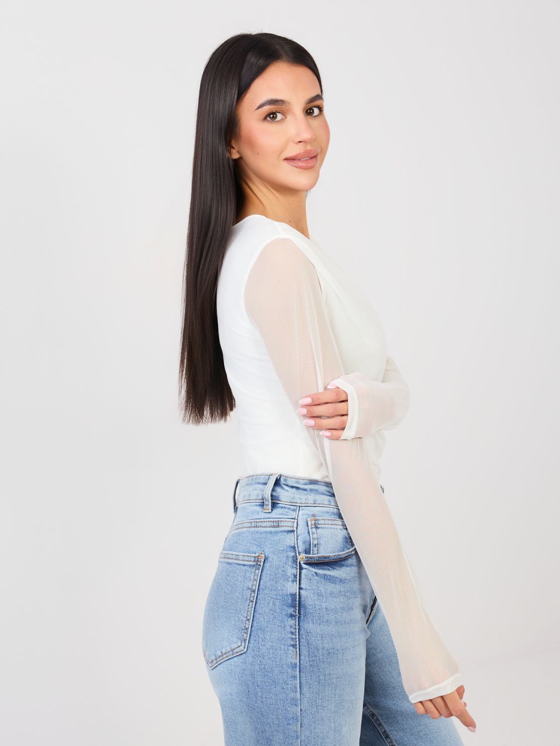 Elegáns fehér színű body hosszú ujjal és kerek nyakkivágással