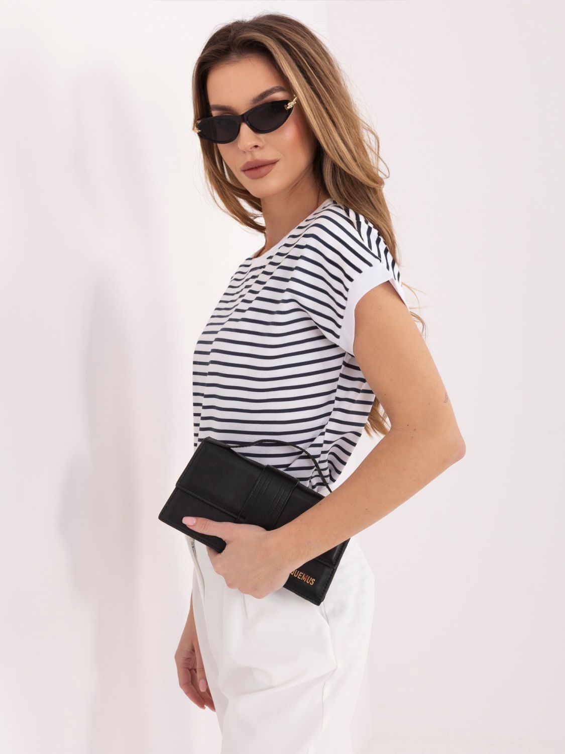 Fehér-sötétkék színű csíkos póló rövid ujjakkal