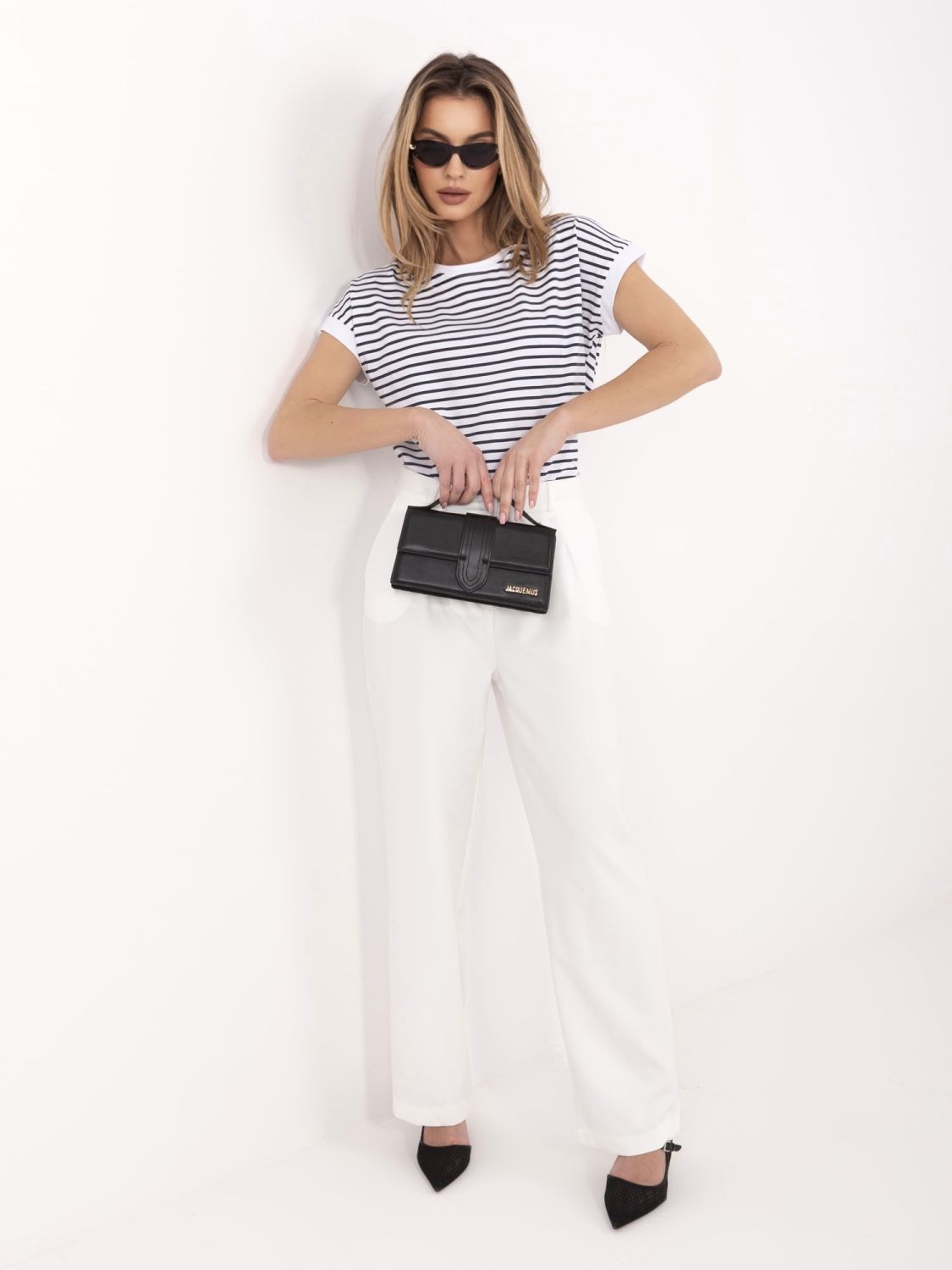 Fehér-sötétkék színű csíkos póló rövid ujjakkal