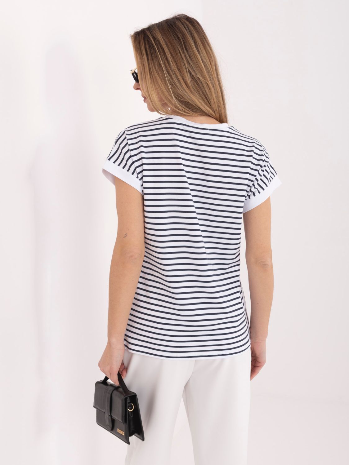 Fehér-sötétkék színű csíkos póló rövid ujjakkal