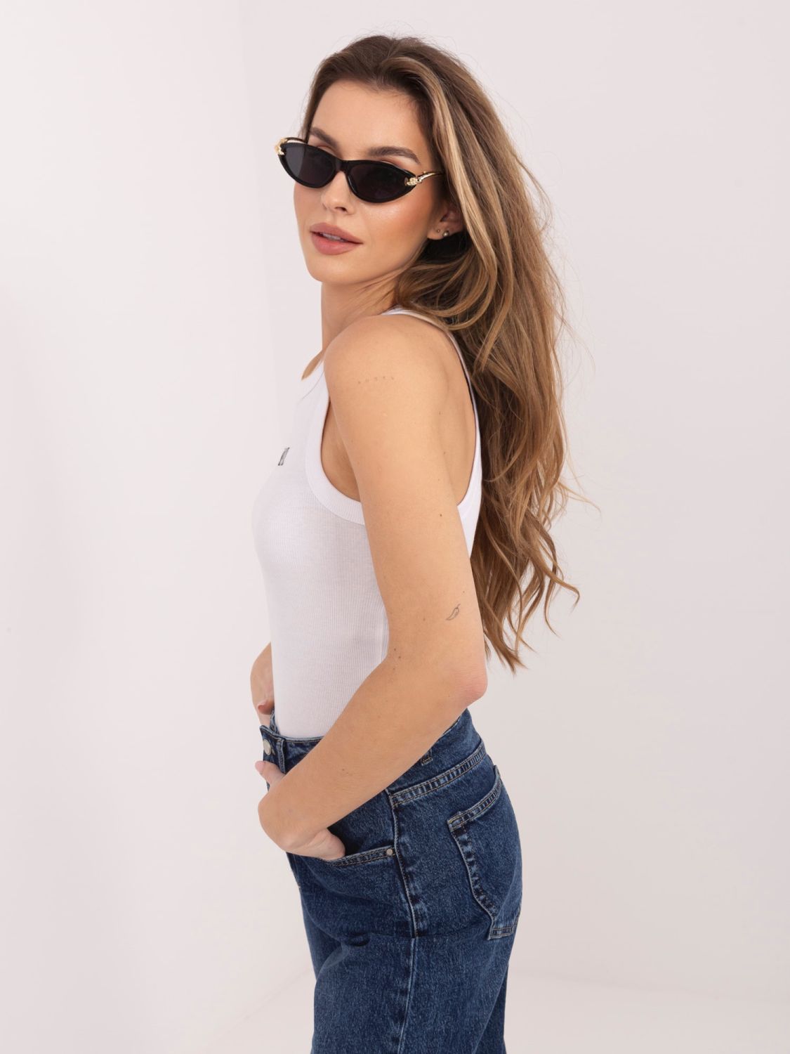 Fehér színű pamut top hímzéssel és felirattal