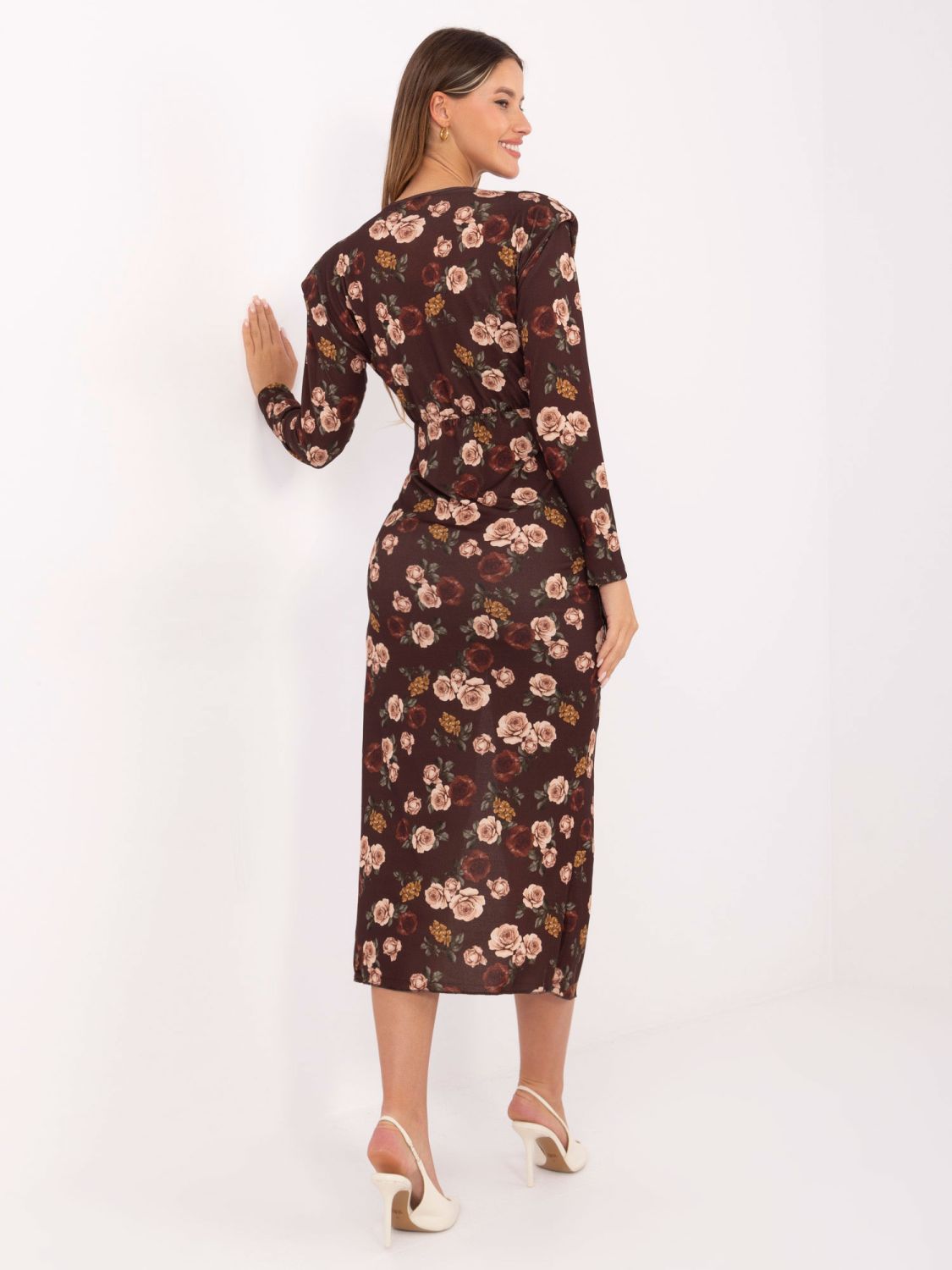 Barna szín˝i virágmintás midi ruha átlapolt dekoltázzsal