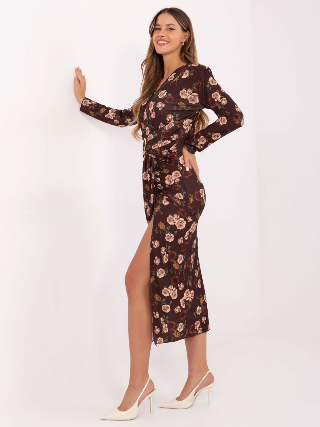 Barna szín˝i virágmintás midi ruha átlapolt dekoltázzsal