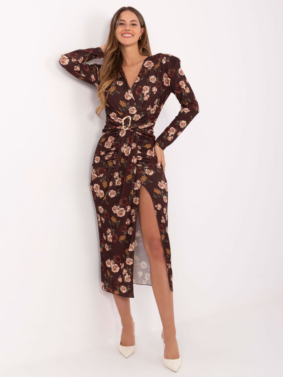 Barna szín˝i virágmintás midi ruha átlapolt dekoltázzsal