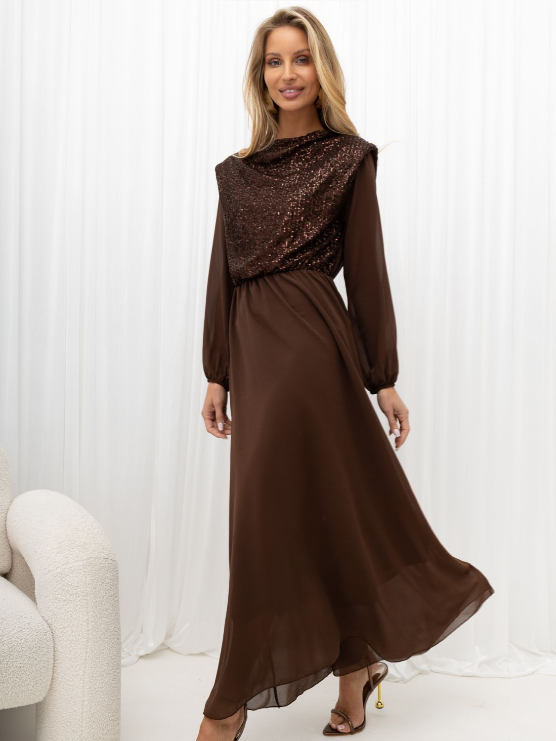 Barna színű maxi ruha flitteres díszítéssel és puffos ujjakkal