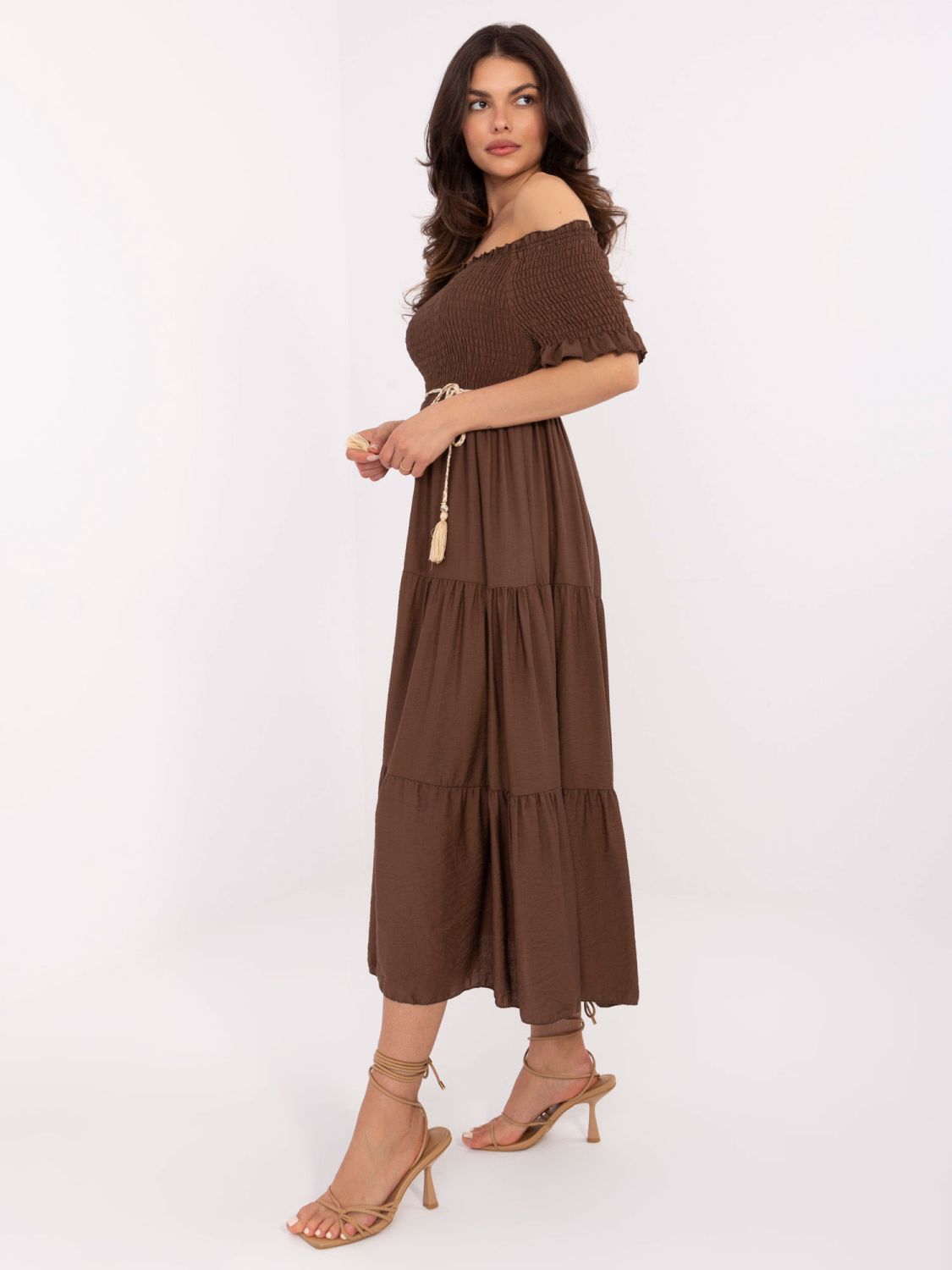 Barna színű off-shoulder fazonú midi ruha
