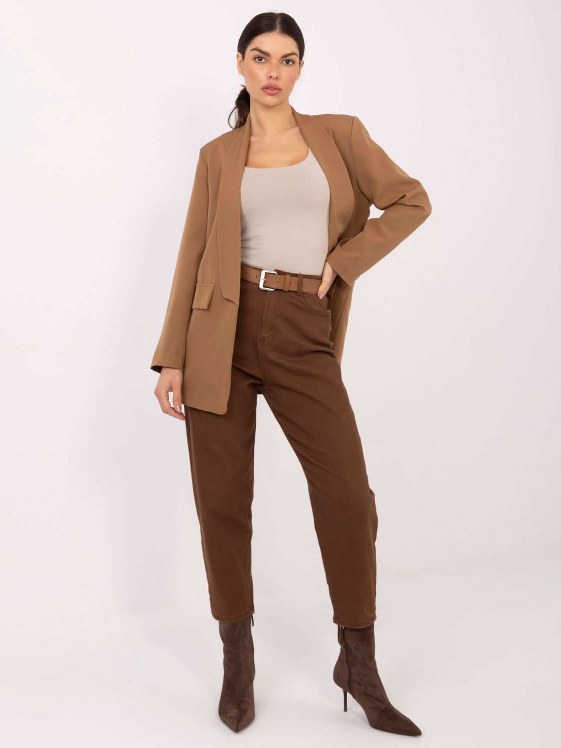 Barna színű mom fazonú farmernadrág övvel