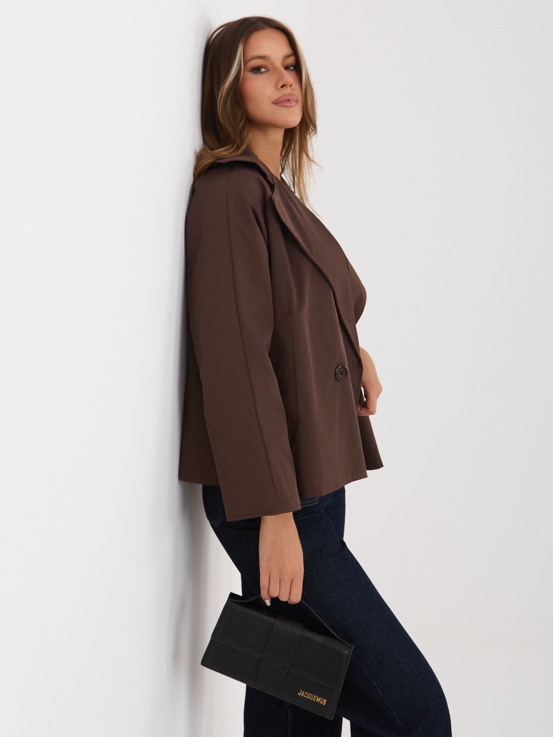 Rövid átmeneti kabát béléssel, sötétbarna színű