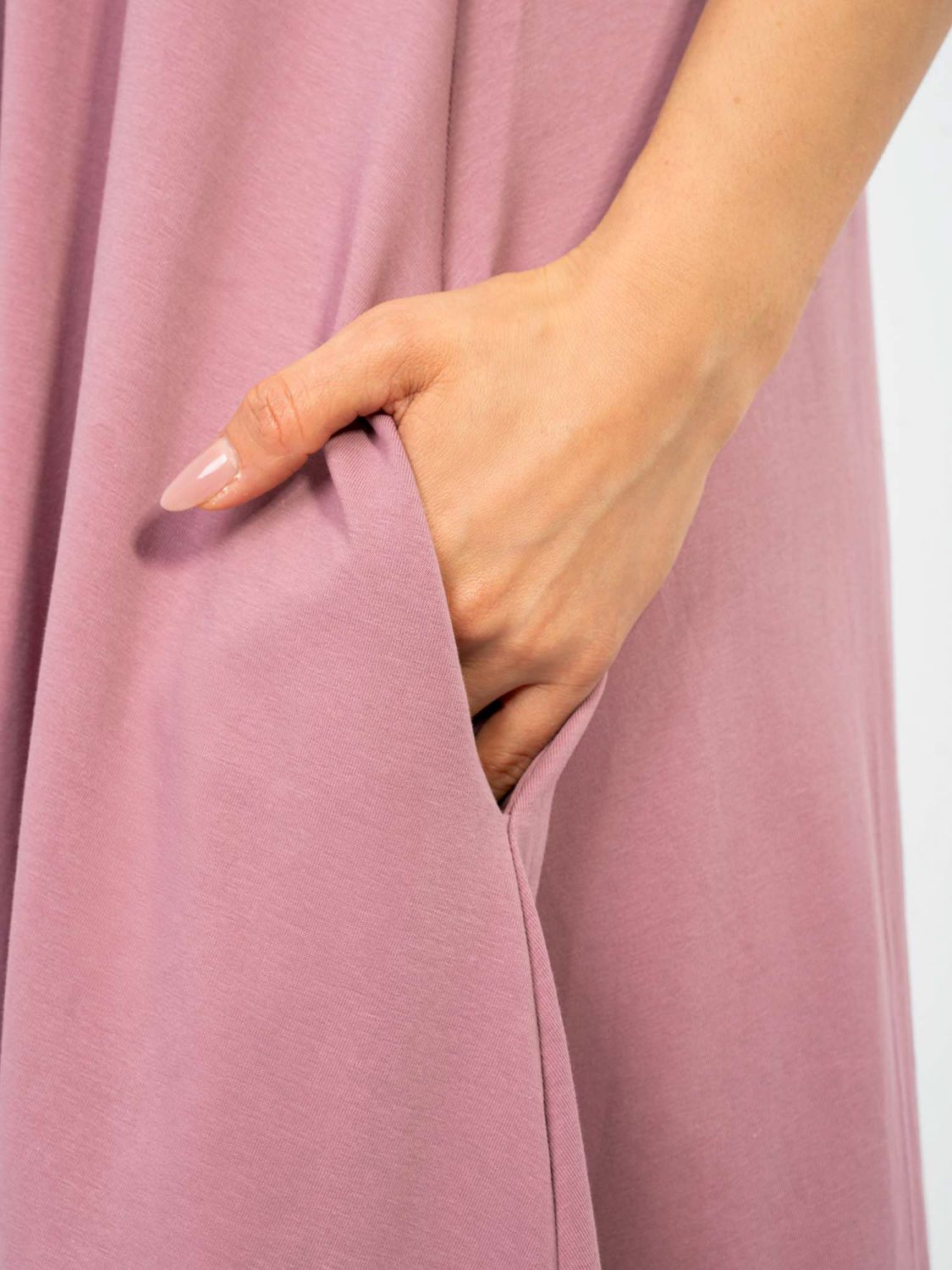 Maxi nyári ruha V-nyakkivágással és zsebekkel, sötét rózsaszínű