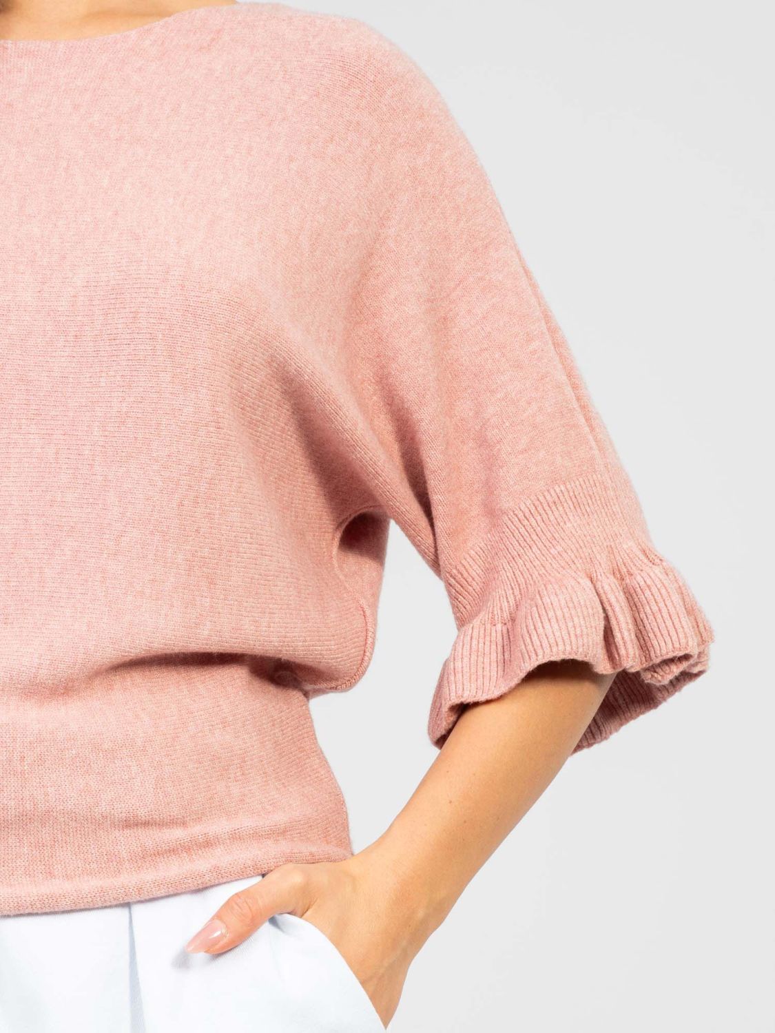 Elegáns rózsaszínű pulóver 3/4-es ujjakkal és fodorral