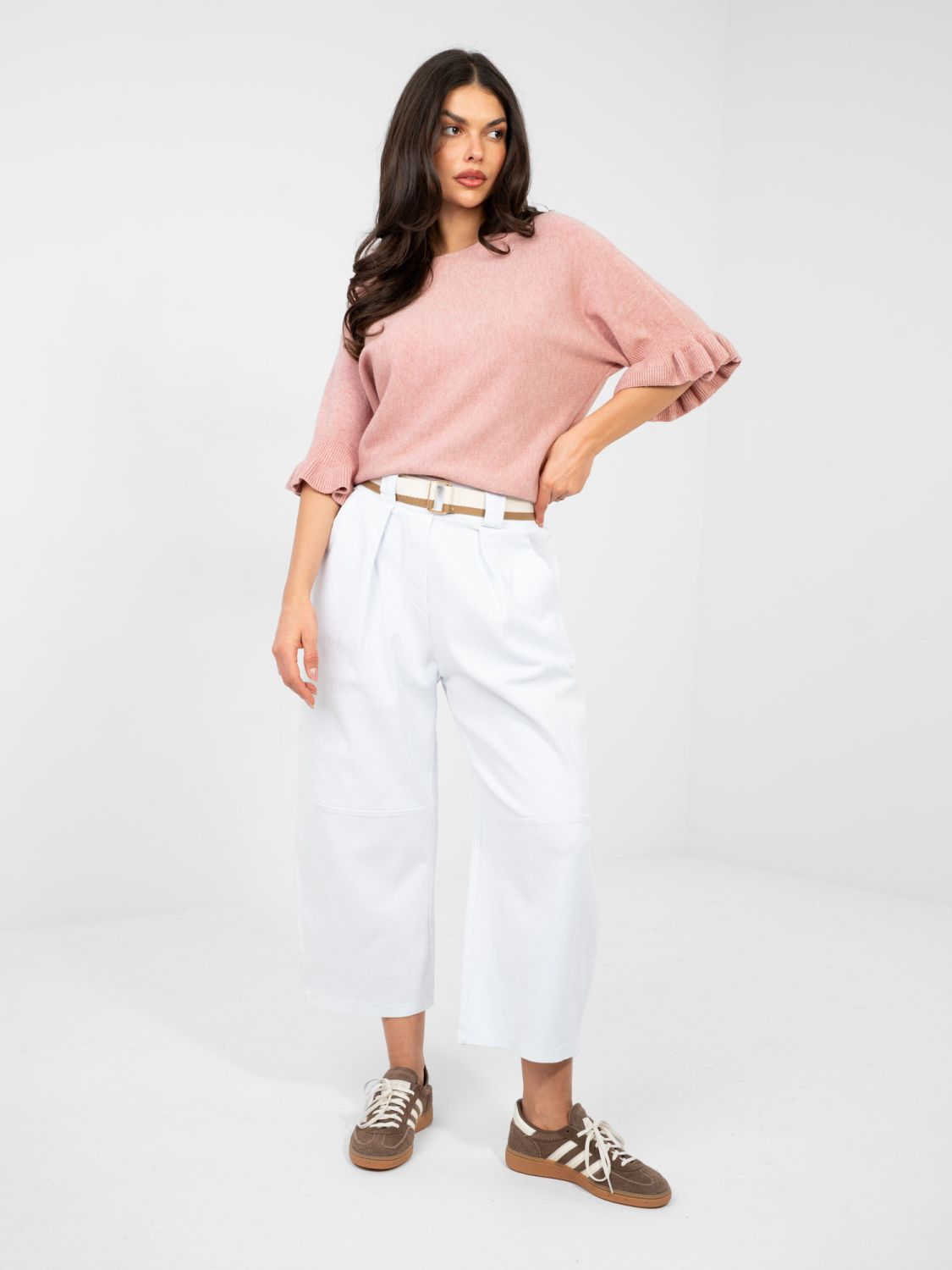 Elegáns rózsaszínű pulóver 3/4-es ujjakkal és fodorral