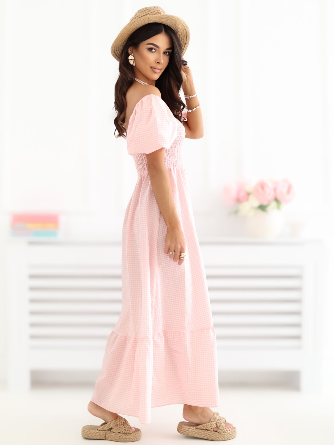 Barackszínű midi ruha fodorral és kockás mintával