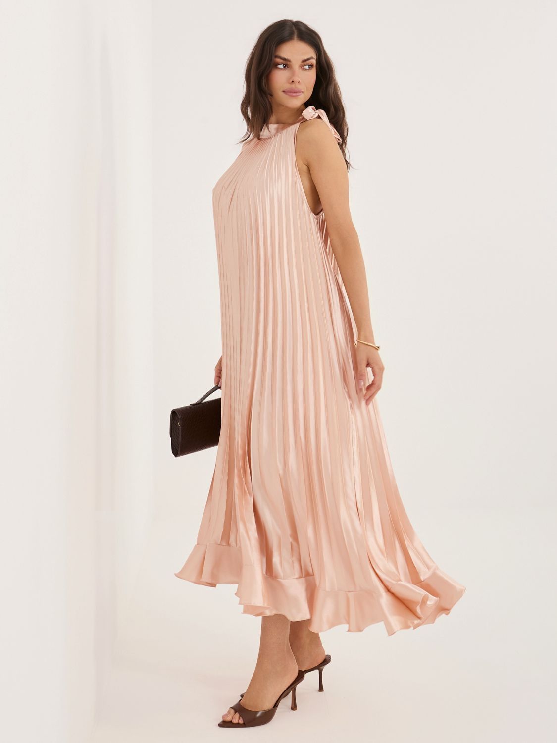 Őszibarackszínű koktél midi ruha fodorral és megkötővel