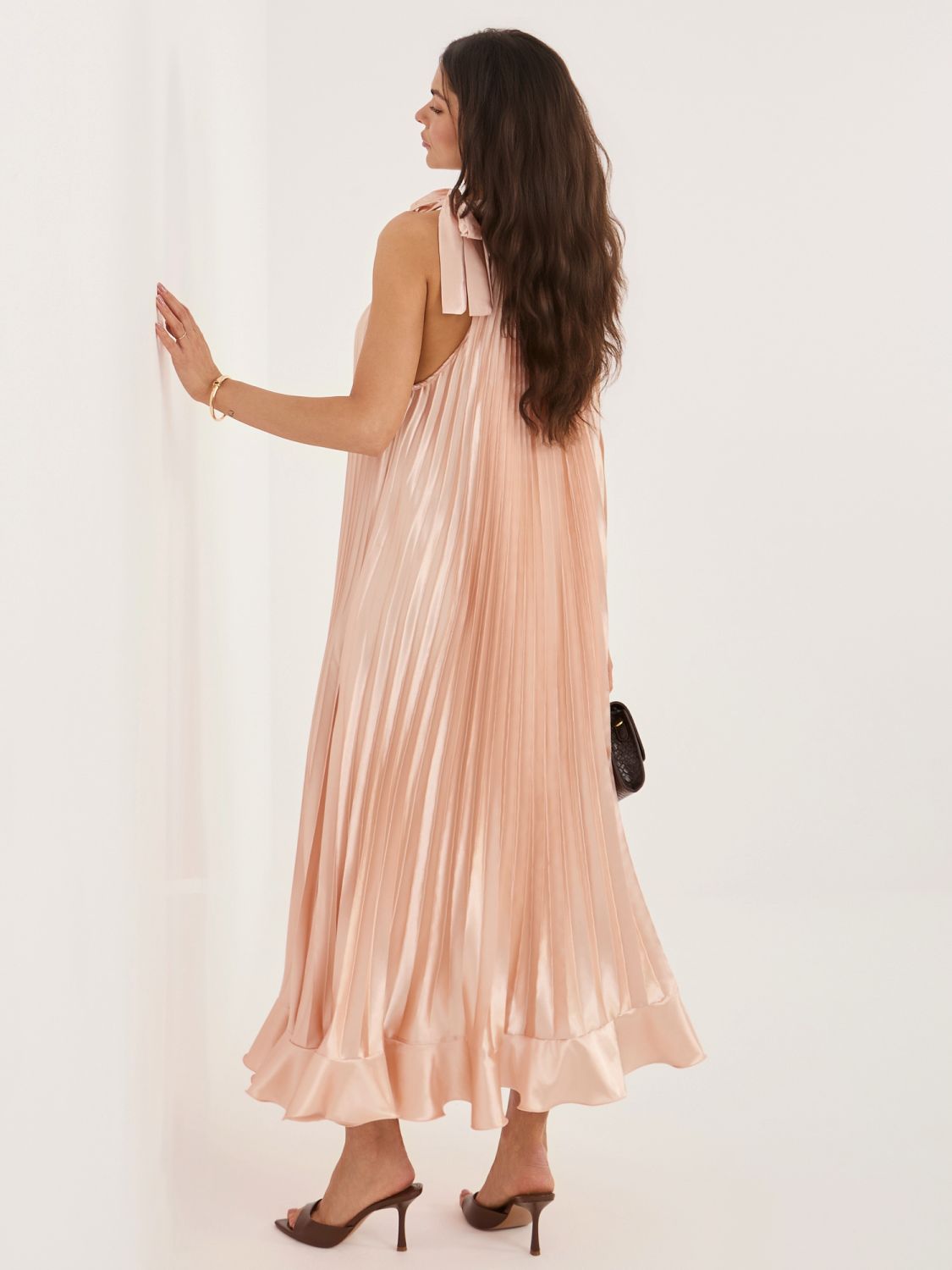 Őszibarackszínű koktél midi ruha fodorral és megkötővel