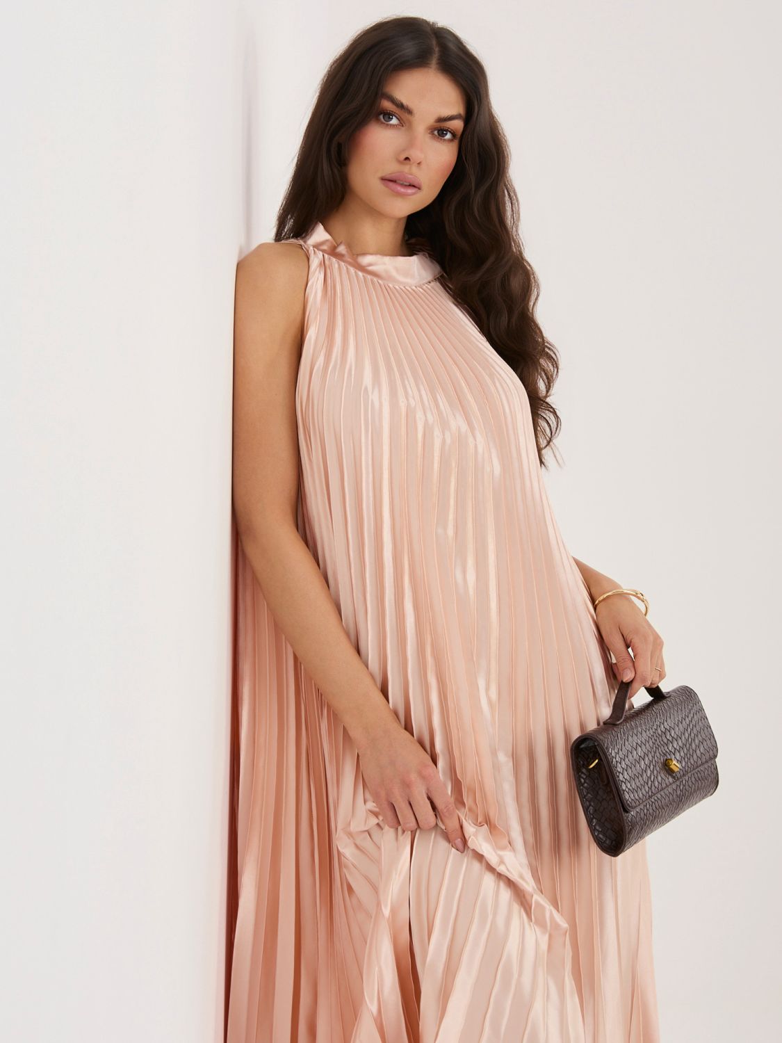 Őszibarackszínű koktél midi ruha fodorral és megkötővel