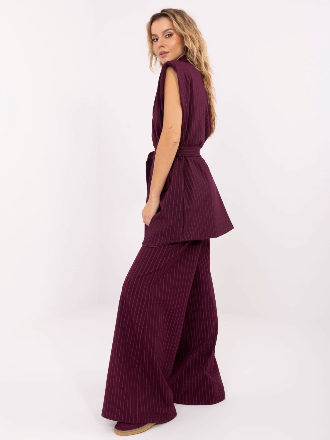 Elegáns bordó mellény övvel és csíkos mintával