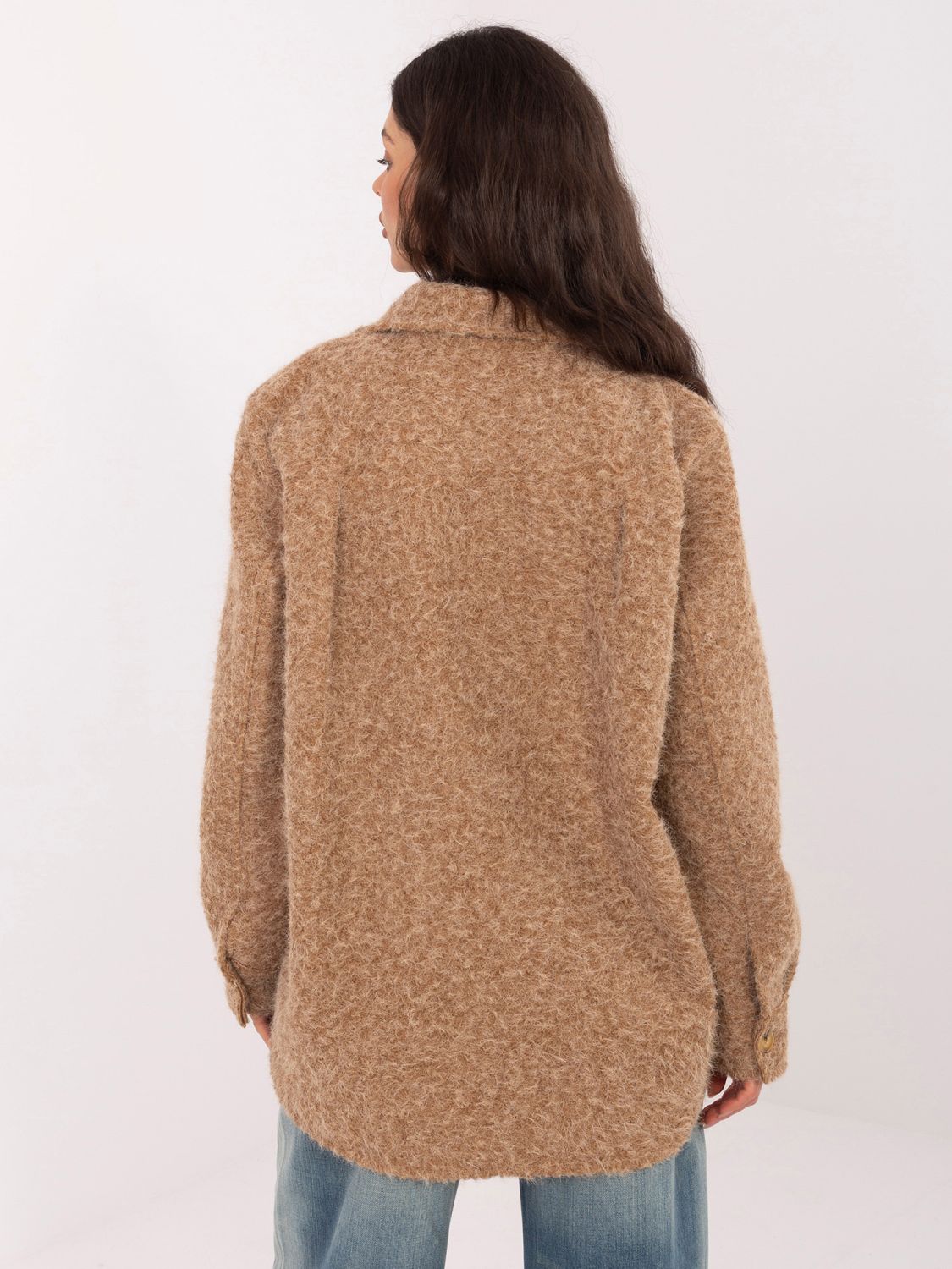 Stílusos teveszínű dzseki gallérral és zsebekkel