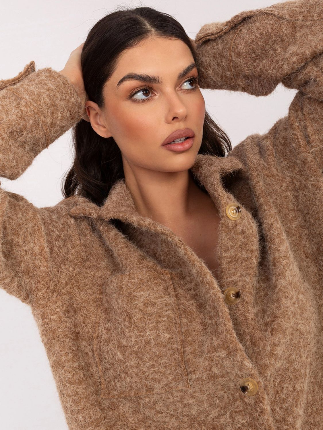 Stílusos teveszínű dzseki gallérral és zsebekkel