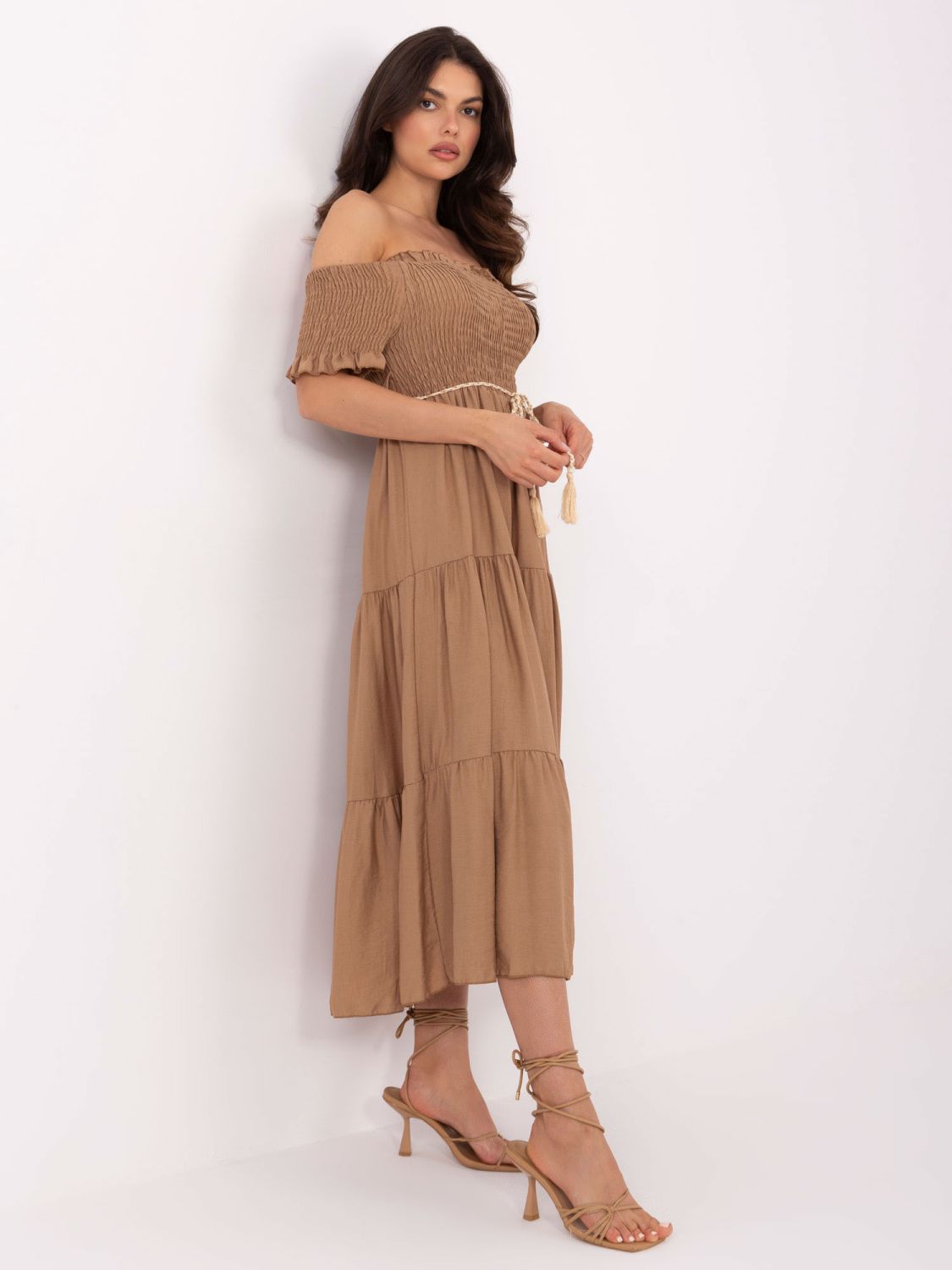Camelbarna színű off-shoulder fazonú midi ruha