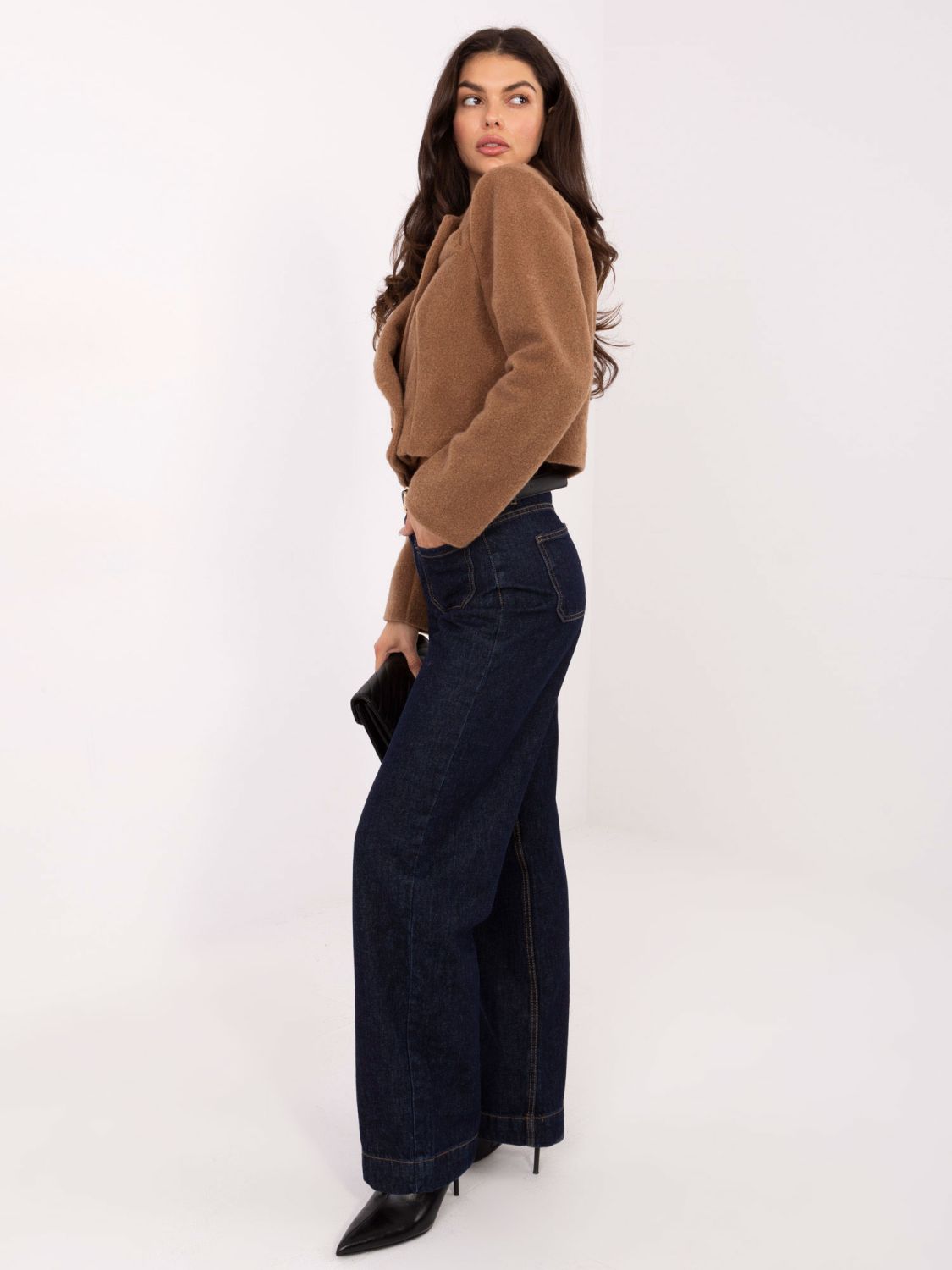 Rövid efazonú legáns barna színű kabát