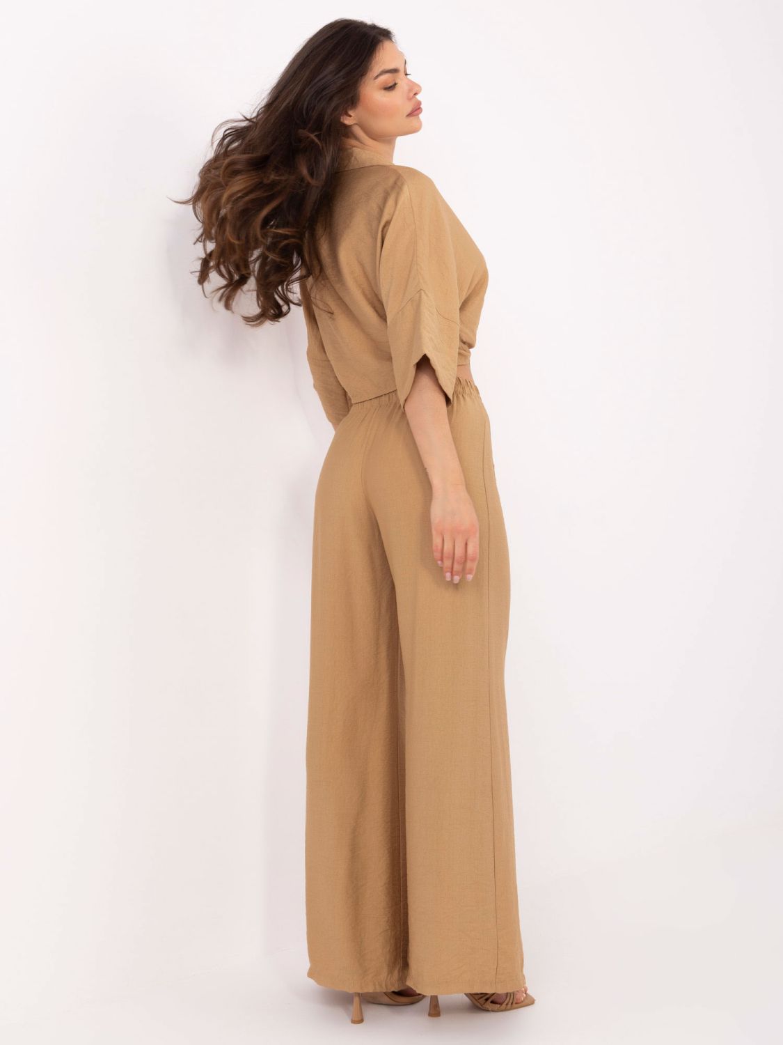 Elegáns komplet camel színben