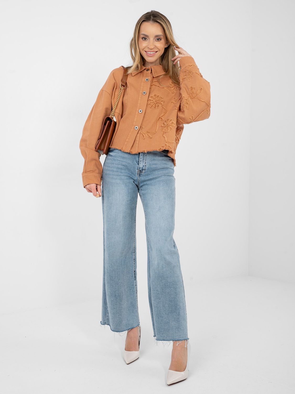 Rövid narancssárga farmerdzseki virágos applikációval